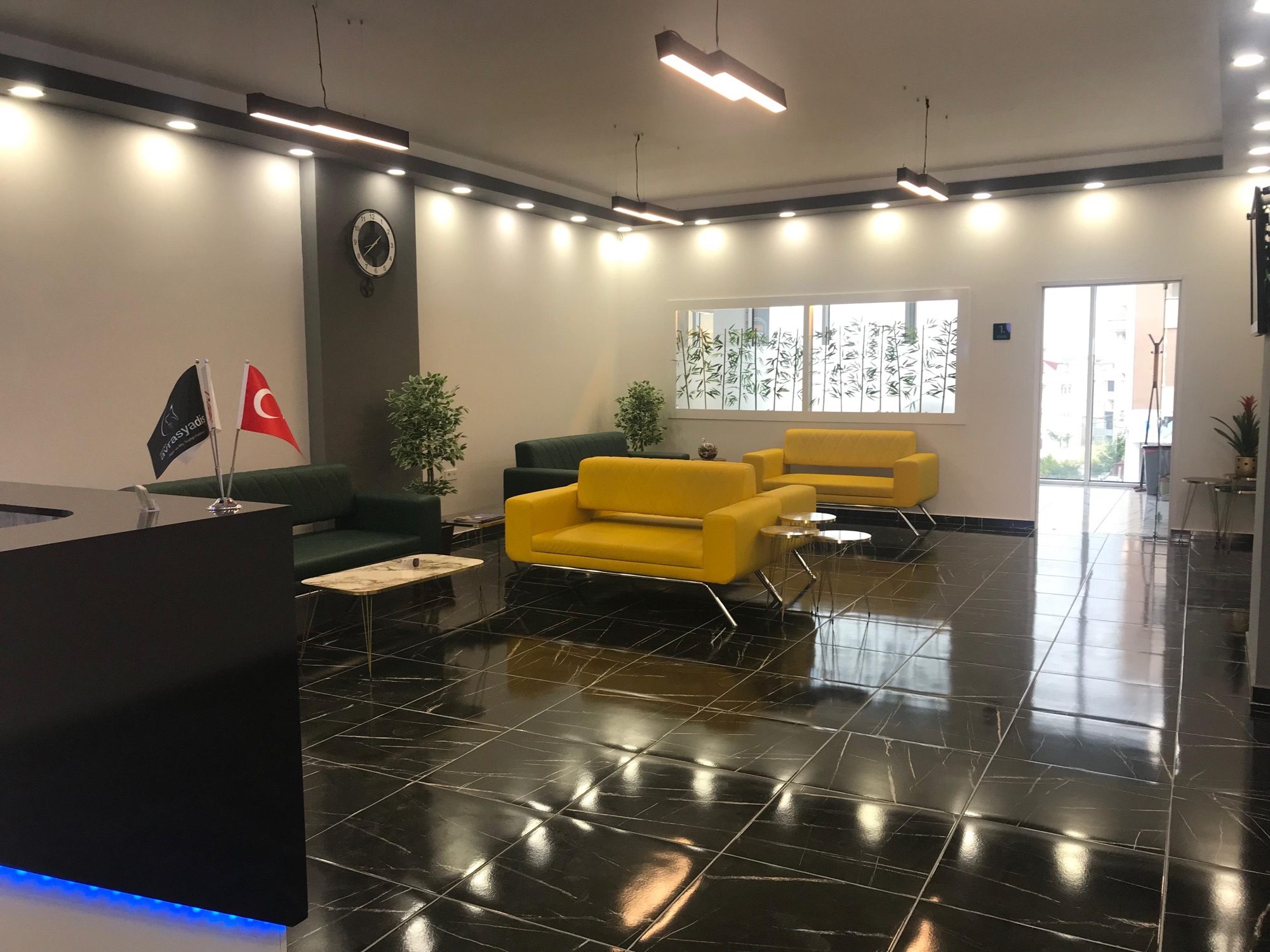 Mefa Avrasya Diş ferah ve modern bekleme salonu