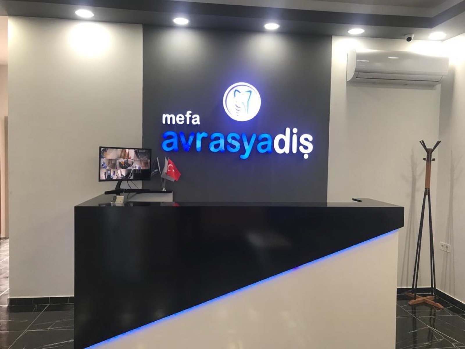 Mefa Avrasya Diş resepsiyon alanı