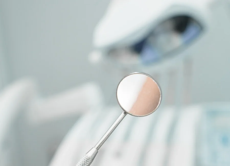 Lamine Tedavisi için dental uygulamayı temsil eden görsel